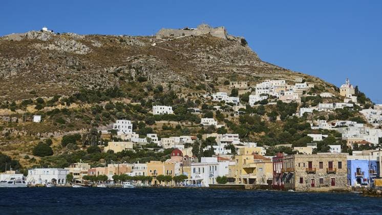 Festung Panteli, Ansicht einer Küstenstadt mit Hügeln und bunten Häusern am Ufer des blauen Meeres, Agia Marina, Leros, Dodekanes, Griechische Inseln, Griechenland Panteli Fortress, view of a coastal town with hills and colourful houses on the shore of the blue sea, Agia Marina, Leros, Dodecanese, Greek Islands, Greece Copyright: imageBROKER RalfxAdler ibxraa14344913.jpg