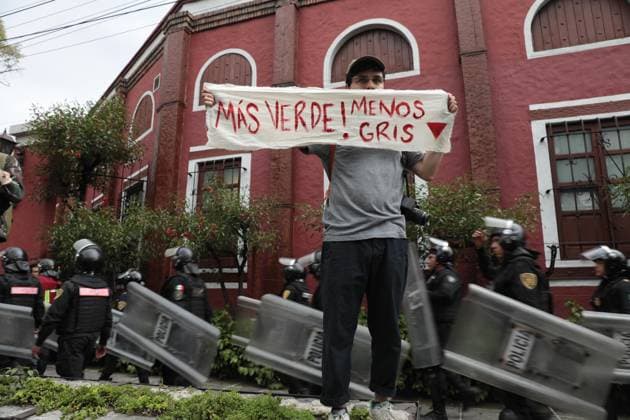 Anti-gentrification march in Mexico MEXICO CITY, MEXICO - JULY 20: People carrying banners attend the second anti-gentrification march as the police take security measures in Tlalpan, Mexico City, Mexico on July 20, 2025. Grace Hie Yoon Anadolu Mexico City Mexico. Editorial use only. Please get in touch for any other usage.  Copyright: x2025xAnadoluxGracexHiexYoonx