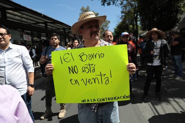 Anti-gentrification march in Mexico MEXICO CITY, MEXICO - JULY 20: People carrying banners attend the second anti-gentrification march as the police take security measures in Tlalpan, Mexico City, Mexico on July 20, 2025. Grace Hie Yoon Anadolu Mexico City Mexico. Editorial use only. Please get in touch for any other usage.  Copyright: x2025xAnadoluxGracexHiexYoonx