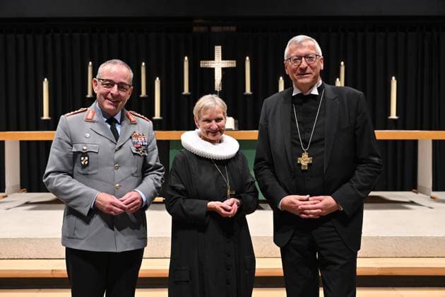 Festveranstaltung mit Vertreter von Bundeswehr und evangelischer Kirche am Montag (21.07.2025) in der Berliner Kaiser-Wilhelm-Gedaechtniskirche zum 60. Geburtstag vom Militaerbischof Bernhard Felmberg. (Foto v.l.: General Carsten Breuer; die Ratsvorsitzende der Evangelischen Kirche in Deutschland (EKD), Kirsten Fehrs; Bernhard Felmberg) Felmberg hatte am Sonntag (20. Juli) sein 60. Lebensjahr vollendet. Felmberg steht seit 2020 an der Spitze der Militaerseelsorge der Evangelischen Kirche in Deutschland (EKD). Zuvor war er unter anderem Bevollmaechtigter der EKD gegenueber Bundesregierung und Bundestag. (Siehe epd-Meldung vom 21.07.2025) EDITORIAL USE ONLY *** Festive event with representatives of the German Armed Forces and the Protestant C Copyright: epd-bild ChristianxDitsch epd-Felmberg_Geburtstag2-kopieren.jpeg