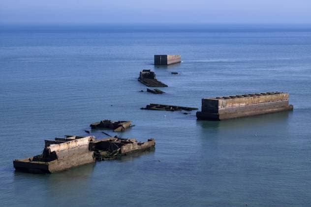 Phoenix Caissons, Betonkästen, Senkkästen, wurden im Meer als Wellenbrecher und zur Bildung eines improvisierten Hafens verwendet, Mulberry B Harbour, Maulbeerhafen, Port Winston, Gold Beach, Strand, D-Day, Operation Overlord, Arromanches-les-Bains, Normandie, Calvados, Frankreich Phoenix Caissons, concrete boxes, caissons, were used in the sea as breakwaters and to form an improvised harbour, Mulberry B Harbour, Mulberry Harbour, Port Winston, Gold Beach, beach, D-Day, Operation Overlord, Arromanches-les-Bains, Normandy, Calvados, France Copyright: imageBROKER MichaelxWeber ibximw14364186.jpg