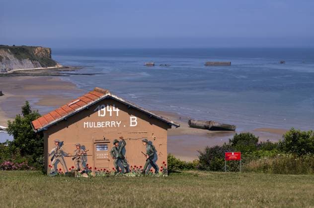 Hütte mit Darstellung der alliierten Landung, Phoenix Caissons, Senkkästen, Betonkästen, wurden im Meer als Wellenbrecher und zur Bildung eines improvisierten Hafens verwendet, Mulberry B Harbour, Maulbeerhafen, Port Winston, Gold Beach, Strand, D-Day, Operation Overlord, Arromanches-les-Bains, Normandie, Calvados, Frankreich Shack depicting the Allied landing, Phoenix Caissons, caissons, concrete boxes, were used in the sea as breakwaters and to form an improvised harbour, Mulberry B Harbour, Mulberry Harbour, Port Winston, Gold Beach, beach, D-Day, Operation Overlord, Arromanches-les-Bains, Normandy, Calvados, France Copyright: imageBROKER MichaelxWeber ibximw14364190.jpg