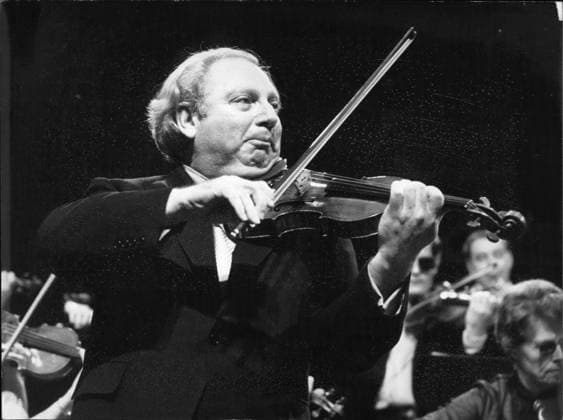 Bands Komponisten Instrumente Musiker Oper Orchester Schallplatten Sänger Songwriter Symphonien 11. Dezember 1973 - führt Violinist Isaac Stern Konzert *** Bands Composers Instruments musicians Opera Orchestra Records Singers Songwriter Symphonies 11 December 1973 leads Violinist Isaac Star Concert  Copyright: xUnitedxArchivesx xkpaxKeystonex 19731211_baf_k09_004 !ACHTUNG AUFNAHMEDATUM GESCHÄTZT!
