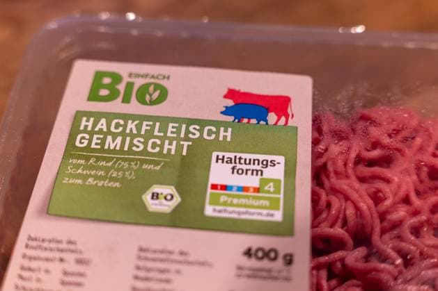 Verpackung von Bio-Hackfleisch mit Haltungsform-Kennzeichnung 21.07.25, Selters: Symbolfoto, Illustrationsbild, Symbolbild, Illustrationsfoto, Alltagsszene Detailaufnahme einer Supermarktverpackung für gemischtes Bio-Hackfleisch (Rind 75¯%, Schwein 25¯%) mit sichtbarem Label Haltungsform 4 Premium. Die Nahaufnahme zeigt die Etikettierung, Verpackung und das Produkt selbst. Das Bild eignet sich zur Illustration von Themen wie Tierhaltung, Bio-Produkte, Lebensmittellabels, Verbraucherschutz und Nachhaltigkeit im Lebensmittelhandel. Selters Hessen Deutschland *** Packaging of organic minced meat with husbandry form labeling 21 07 25, Selters Symbol photo, illustration image, symbol image, illustration photo, everyday scene Cl Copyright: xW2Artx xThorstenxWagnerx