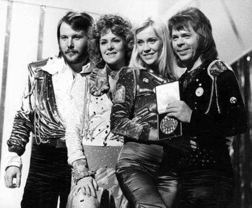 Popmusikgruppe ABBA 1972 - 1982 7. April 1974 – Brighton, Großbritannien – Schweden gewann mühelos den Eurovision Song Contest im Brighton Dome. Der Siegersong Waterloo , gesungen von zwei Jungen und zwei Mädchen der ABBA-Gruppe, gewann mit 24 Punkten, gefolgt von Italien mit 18 Punkten und Holland mit 15 Punkten. Das Bild zeigt die schwedische Gruppe ABBA nach ihrem Sieg beim Eurovision Song Contest im Brighton Dome. Brighton UK *** Pop music group ABBA 1972 1982 7 April 1974 – Brighton, Great Britain – Sweden Won effortlessly the Eurovision Song Contest at Brighton Dome the Winning song Waterloo , sung from Two Boys and Two Girls the ABBA Group, Won with 24 Points, followed by from Italy with 18 Points and Holland with 15 Points t  Copyright: xUnitedxArchivesx xkpaxKeystonex 19740407_mav_k09_279 !ACHTUNG AUFNAHMEDATUM GESCHÄTZT!