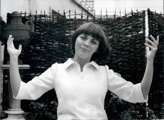 Bands Komponisten Instrumente Musiker Oper Orchester Schallplatten Sänger Songwriter Symphonien 5. Mai 1974 – Die französische Popsängerin Mireille Matthieu tritt in der Royal Festival Hall auf: Die französische Popsängerin Mireille Matthieu, die gestern in London ankam, war heute Morgen für ein Foto im Westbury Hotel in London. Morgen Abend wird sie in der Royal Festival Hall auftreten. Während ihres Aufenthalts nimmt sie außerdem Englischunterricht, da sie ihren ersten englischsprachigen Film mit Burt Reynolds und Robert Radford mit dem Titel Time Off dreht. Das Foto zeigt Mireillie Matthieu heute in fröhlicher Stimmung auf dem Gelände des Westbury Hotels. *** Bands Composers Instruments musicians Opera Orchestra R  Copyright: xUnitedxArchivesx xkpaxKeystonex 19740505_baf_k09_066 !ACHTUNG AUFNAHMEDATUM GESCHÄTZT!