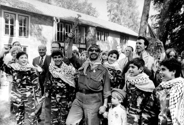 Jassir ARAFAT zu Besuch in der DDR 1974 7. August 1974 Frankfurt (Oder), Deutschland Jahrzehntelang war Jassir Arafat der Anführer und die Galionsfigur des palästinensischen Kampfes um einen eigenen Staat. Er war Vorsitzender der Palästinensischen Befreiungsorganisation, Präsident der Palästinensischen Autonomiebehörde und Vorsitzender der säkularen Fatah-Partei, die er 1959 gründete. Arafat verbrachte einen Großteil seines Lebens im Kampf gegen Israel im Namen der palästinensischen Selbstbestimmung. Ursprünglich gegen die Existenz Israels, änderte er seine Position 1988, als er die Resolution 242 des UN-Sicherheitsrates annahm. Bild: Jassir Arafat bei einem Besuch in Ostdeutschland. Frankfurt (Oder) Germany *** Yasser  Copyright: xUnitedxArchivesx xkpaxKeystonex 19740807_nin_k09_685 !ACHTUNG AUFNAHMEDATUM GESCHÄTZT!