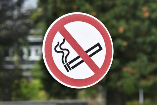 Rotes, rundes Rauchen verboten Schild an einer Glaswand Red round No smoking sign on glass wall Copyright: imageBROKER Firn ibxmob14359459.jpg