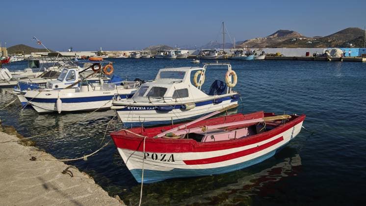 IMAGO Creative, Herbst, Reiseziel, Dodekanes, Griechische Inseln Kleine Boote im Hafen unter sonnigem, blauem Himmel, Pandeli Castle, Burg, Leros-Festung, Johanniter-Festung, Apitiki Hügel, Pandeli-Bucht, Windmühlen, Leros, Dodekanes, Griechische Inseln, Griechenland Small boats in the harbour under a sunny blue sky, Pandeli Castle, castle, Leros Fortress, St John s Fortress, Apitiki Hill, Pandeli Bay, windmills, Leros, Dodecanese, Greek Islands, Greece Copyright: imageBROKER RalfxAdler ibxraa14363722.jpg
