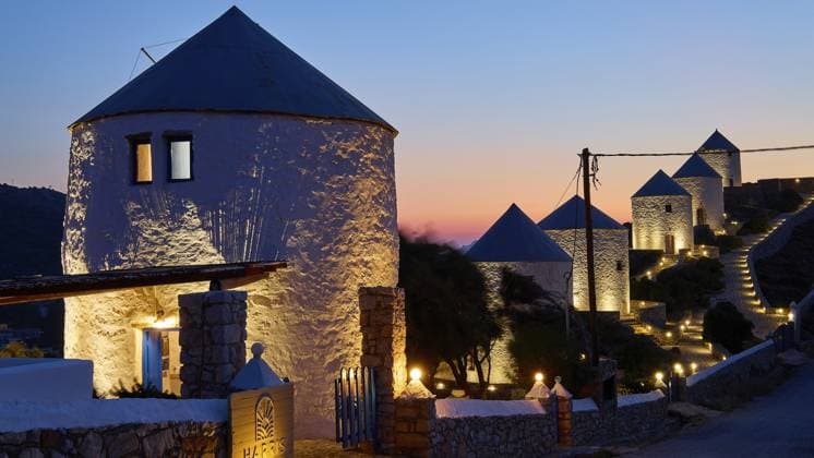 Windmühlen bei Sonnenuntergang mit romantischer Beleuchtung, Pandeli Castle, Burg, Leros-Festung, Johanniter-Festung, Apitiki Hügel, Pandeli-Bucht, Windmühlen, Leros, Dodekanes, Griechische Inseln, Griechenland Windmills at sunset with romantic lighting, Pandeli Castle, Castle, Leros Fortress, St John s Fortress, Apitiki Hill, Pandeli Bay, Windmills, Leros, Dodecanese, Greek Islands, Greece Copyright: imageBROKER RalfxAdler ibxraa14363728.jpg