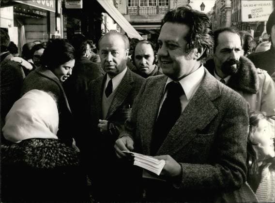 Portugal Spanien 07. März 1975 - Portugal - Wahlkampf: Der Generalsekretär der Sozialistischen Partei, Mario Soares (der gerade sein Amt als Außenminister verloren hat) verteilt Flugblätter an kleine Leute für ihre Massenversammlung im Lissabonner Stadion Camp Pague (Kapazität 30.000) am selben Abend. *** Portugal Spain 07 March 1975 Portugal Election campaign the General Secretary the Socialist Party, Mario Soares the just its Office as Foreign Minister Lost has distributed Leaflets to small People for their Mass meeting at Lisbon Stadium Camp Rahmaon Pague Capacity 30 000 on same Evening  Copyright: xUnitedxArchivesx xkpaxKeystonex 19750307_baf_k09_004 !ACHTUNG AUFNAHMEDATUM GESCHÄTZT!
