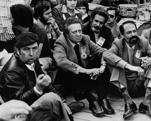 Portugal Spanien 4. April 1975 - Wahlkundgebung in Lissabon: Eine Menschenmenge nahm an einer Wahlkundgebung der portugiesischen Sozialistischen Partei in Lissabon teil. Das Foto zeigt Dr. Mario Soares (sitzend in der Mitte), Generalsekretär der PSP, während der Kundgebung in Lissabon. *** Portugal Spain 4 April 1975 Election rally in Lisbon a Crowd NAHM to a Election rally the Portuguese Socialist Party in Lisbon Part the Photo shows Dr Mario Soares sitting in the Middle , General Secretary the PSP, during the Roundtable in Lisbon  Copyright: xUnitedxArchivesx xkpaxKeystonex 19750404_baf_k09_001 !ACHTUNG AUFNAHMEDATUM GESCHÄTZT!