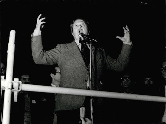 Kommunismus Sozialismus 23. November 1975 - Mario Soares bei Demonstration der Sozialistischen Partei in Lissabon *** Communism Socialism 23 November 1975 Mario Soares at Demonstration the Socialist Party in Lisbon  Copyright: xUnitedxArchivesx xkpaxKeystonex 19751123_baf_k09_001 !ACHTUNG AUFNAHMEDATUM GESCHÄTZT!