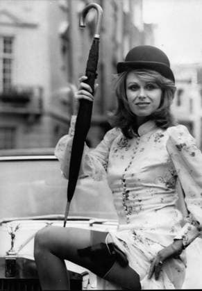 1970-1979 Schauspieler Schauspielerin 3. März 1976 – Schauspielerin Joanna Lumley ist das neue Avengers -Girl: Joanna Lumley, die wunderbar geformte blonde Schauspielerin, hat die heiß begehrte Hauptrolle in der Rückkehr von Avengers , Großbritanniens erfolgreichster Fernsehserie, ergattert – die in rund 120 Ländern gezeigt wurde und deren Dreharbeiten im April in den Pinewood Studios beginnen sollen. Patrick McNee wird aus seinem Haus in Palm Springs zurückkehren, um seine unsterbliche Rolle des John Steed wieder aufzunehmen, und Gareth Hunt, der derzeit in der Hamlet-Produktion des National Theatre zu sehen ist, wird Steeds männlicher Partner sein. Die neue Staffel von Avengers wird mit französischem Geld finanziert und verfügt über  Copyright: xUnitedxArchivesx xkpaxKeystonex 19760303_baf_k09_129 !ACHTUNG AUFNAHMEDATUM GESCHÄTZT!