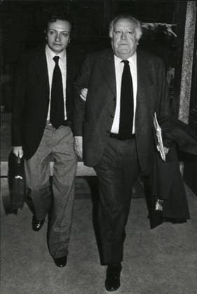 Verbrechen Kriminelle Richter Anwälte Prozesse 4. April 1976 - Rom, 21.4.1976 = Der Lockheed-Skandal. Heute hörte die Untersuchungskommission des Parlaments den Präsidenten der Ikaria Co., Signor Victor Max Milka, der der Korruption beim Verkauf von 14 Hercules C 130-Flugzeugen beschuldigt wird. OPS: Signor Victor Max Milka (Franzose), rechts, kommt in Begleitung seines Anwalts G.Colino im Parlament an. *** Crimes Criminals Judges Lawyers Processes 4 April 1976 Rome, 21 4 1976 the Lockheed Scandal Today heard the Commission of Inquiry of Parliament the Presidents the Ikaria Co , Signor Victor Max Milka, the the Corruption at Sale from 14 Hercules C 130 Aircraft accused will OPs Signor Victor Max Milka Frenchman , right, co  Copyright: xUnitedxArchivesx xkpaxKeystonex 19760404_baf_k09_068 !ACHTUNG AUFNAHMEDATUM GESCHÄTZT!