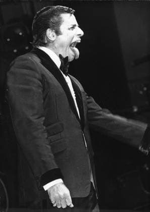 Bewegungen Organisationen 5. Mai 1976 – Jerry Lewis gab gestern Abend eine Show im Olympia, wo er seit 5 Jahren nicht mehr aufgetreten war. Dr. Leo Cherne bei der Lebensmittelverteilung in Berlin. *** Movements Organisations 5 May 1976 – Jerry Lewis GAB yesterday Evening a Show at Olympia, where he since 5 Years not more occurred was Dr Leo Cherne at the Food distribution in Berlin  Copyright: xUnitedxArchivesx xkpaxKeystonex 19760505_baf_k09_013 !ACHTUNG AUFNAHMEDATUM GESCHÄTZT!