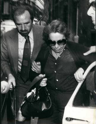 Geschäftsleute CEOs Führungskräfte 5. Mai 1976 – Der Fall der Bestechungsgelder von Lockheed. Signora Maria Fava, 61, eine der in den Skandal um die Bestechungsgelder der Lockheed Aircraft Company an italienische Politiker verwickelten Personen, die nach Bekanntwerden der Skandale monatelang aus Italien geflohen war, stellte sich der Polizei in Sanremo und wurde nach Hause gebracht und von der parlamentarischen Kommission, die den Lockheed-Skandal untersucht, verhört. Signora Maria Fava war Geschäftsführerin mehrerer Phantomgesellschaften, die in die Skandale verwickelt waren, da sie im von Lockheed nach Italien überwiesenen Dollar-Umsatz auftauchte. OPS: – Signora Maria Fava geht zur parlamentarischen Kommission, die die Skandale unter  Copyright: xUnitedxArchivesx xkpaxKeystonex 19760505_baf_k09_089 !ACHTUNG AUFNAHMEDATUM GESCHÄTZT!
