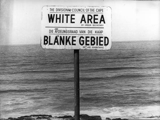 Afrika Ägypten 7. Juli 1976 – Südafrika gibt nach den gestrigen Unruhen in drei afrikanischen Townships in Soweto nach: Die Schulen in Soweto und anderen schwarzen Townships in Südafrika, die letzte Woche von Justizminister Kruger geschlossen bleiben mussten, sollen heute nach weiteren Unruhen wieder öffnen. Die Politiker in Soweto versicherten zudem, dass ihre Stellungnahmen zu anderen Themen berücksichtigt würden. Foto: Ein diskriminierendes Apartheid-Zeichen ist hier an der Küste nahe Kapstadt abgebildet. *** Africa Egypt 7 July 1976 – South Africa gives to the yesterday Riots in Three African Townships in Soweto to the Schools in Soweto and others Black people Townships in South Africa, the last Week from Minister of Justice Krug  Copyright: xUnitedxArchivesx xkpaxKeystonex 19760707_baf_k09_003 !ACHTUNG AUFNAHMEDATUM GESCHÄTZT!