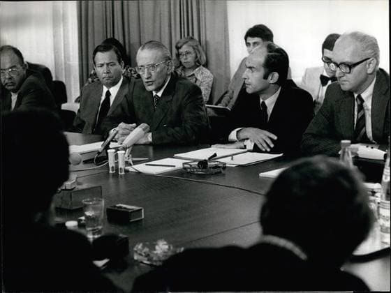 Geschäftsleute CEOs Führungskräfte 8. August 1976 - Hoffmann-La Roche - Pressekonferenz zu Seveso: Die Leitung des Schweizer Pharma-Multis Hoffmann-La Roche, der Muttergesellschaft der italienischen Icmesa SA, in Seveso, wo sich vor vier Wochen die Dioxin-Katastrophe ereignete. Von links: Vizepräsident A. Hartmann, Präsident WA Jann, Generaldirektor Dr. Waldvogel von der Givaudan SA in Genf und Dr. von Wartburg, Vizepräsident von Hoffmann-La Roche. *** Business people CEOs Management 8 August 1976 Hoffmann La Roche Press conference to Seveso the Management of Swiss Pharma multis Hoffmann La Roche, the Parent company the Italian Icmesa SA, in Seveso, where itself before four weeks the Dioxin Catastrophe occurred from left Vice Pre  Copyright: xUnitedxArchivesx xkpaxKeystonex 19760808_baf_k09_069 !ACHTUNG AUFNAHMEDATUM GESCHÄTZT!