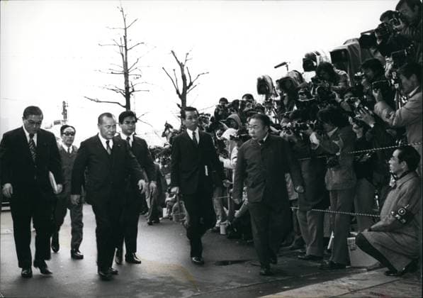 Japan Korea Nordkorea 1. Januar 1977 - der Prozess zum Lockheed-Skandal: Der erste Prozess zum Lockheed-Skandal begann um 10:00 Uhr am Bezirksgericht Tokio. Das Foto zeigt den ehemaligen Premierminister Kakuei Tanaka bei seiner Ankunft am Gericht, umgeben von der Presse. *** Japan Korea North Korea 1 January 1977 the Process to Lockheed Scandal the First Process to Lockheed Scandal began at 10 00 Clock on District Court Tokyo the Photo shows the former Prime Minister Kakuei Tanaka at its Arrival on Court, surrounded from the Press  Copyright: xUnitedxArchivesx xkpaxKeystonex 19770101_baf_k09_076 !ACHTUNG AUFNAHMEDATUM GESCHÄTZT!