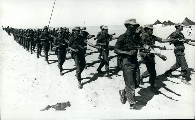 Afrika Ägypten 11. November 1977 – Keine Vermittlung im Sahara-Krieg: Algerien lehnt jegliche Vermittlung im Westsahara-Konflikt ab. In diesem Konflikt kämpfen die von Algerien unterstützten Polisario-Rebellen für die Unabhängigkeit von Marokko und Mauretanien. Die Frontorganisation der Polisario behauptet, den mauretanischen und marokkanischen Streitkräften schwere Schläge versetzt zu haben. Die Spannungen zwischen Frankreich und Algerien verschärften sich nach der Gefangennahme zweier französischer Einwohner durch Polisario-Guerillas. Berichten zufolge fliegen französische Militärflugzeuge Aufklärungsmissionen, um die Truppenbewegungen der Polisario zu verfolgen. Das Foto zeigt eine Abteilung der Armee zur Befreiung der Westsahara auf d  Copyright: xUnitedxArchivesx xkpaxKeystonex 19771111_baf_k09_005 !ACHTUNG AUFNAHMEDATUM GESCHÄTZT!