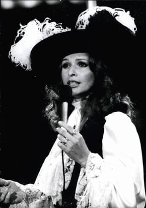 1970-1979 Schauspieler Schauspielerin 12. Dezember 1977 - Stars in der Manege: Zum 15. Mal trafen sich am 9. Dezember 1977 zahlreiche Artisten im Circus Krone in München. Dort versuchten sie, mit echten Manegen-Artisten in Konkurrenz zu treten. Die internationalen Stars aus Bühne, Fernsehen und Sport unterhielten das Publikum ohne Gage, denn der Reinerlös dieser Benefizveranstaltung kommt ehemaligen Artisten und Journalisten zugute. Das Foto zeigt Filmschauspielerin Senta Berger als Moderatorin. *** 1970 1979 Actors Actress 12 December 1977 Stars in the Manege to 15 times met itself on 9 December 1977 Numerous Artists at Circus Crown in Munich there tried them, with Real Manegen Artists in Competition to step the International Stars  Copyright: xUnitedxArchivesx xkpaxKeystonex 19771212_baf_k09_050 !ACHTUNG AUFNAHMEDATUM GESCHÄTZT!