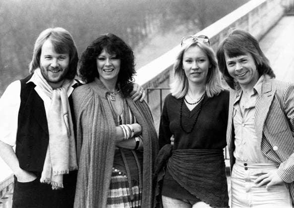 Popmusikgruppe ABBA 1972 - 1982 17. Februar 1978 – London, England, Großbritannien – ABBA, die erfolgreichste Popgruppe seit den Beatles, war gestern Abend in London, um die Premiere ihres ersten Films ABBA – The Movie im Warner West End 2 zu besuchen. Der Film zeigt die Gruppe auf Tournee, bei der sie 26 ihrer Songs performt. ABBA führt außerdem mit ihrer neuesten Single Take a Chance on Me die Charts an. Im Bild: Die Bandmitglieder BENNY ANDERSSON, ANNI FRID LYNGSTAD, ANNA FALTSKOG und BJÖRN ULVAEUS. London England UK *** Pop music group ABBA 1972 1982 17 February 1978 – London, England, Great Britain – ABBA, the most successful Pop group since the Beatles, was yesterday Evening in London, at the Premiere their first Films ABBA  Copyright: xUnitedxArchivesx xkpaxKeystonex 19780217_mav_k09_100 !ACHTUNG AUFNAHMEDATUM GESCHÄTZT!