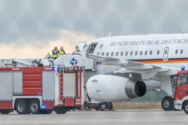 Leipzig Halle, Juli 2025: Ein Airbus A319 der Bundeswehr mit der Kennung 15+02 musste aufgrund einer unklaren Luftnotlage einen ungeplanten Zwischenstopp am Flughafen Leipzig Halle (LEJ) einlegen. Das Flugzeug der Luftwaffe befand sich vermutlich auf einem Überführungs- oder Transportflug. Die genaue Ursache der Notlage ist bislang nicht bekannt. Sicherheitslandung Regierungsflieger *** Leipzig Halle, July 2025 A Bundeswehr Airbus A319 with the registration 15 02 had to make an unplanned stopover at Leipzig Halle LEJ Airport due to an unclear air emergency The air force aircraft was presumably on a transfer or transport flight The exact cause of the emergency is not yet known Safety landing of government aircraft