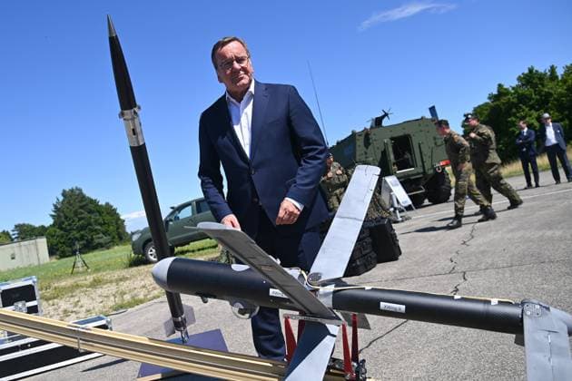 Verteidigungsminister Boris Pistorius besucht das Innovationslabor in Erding am 22.07.2025, posiert hinter einer Drohne. *** Defense Minister Boris Pistorius visits the innovation lab in Erding on 22 07 2025, poses behind a drone