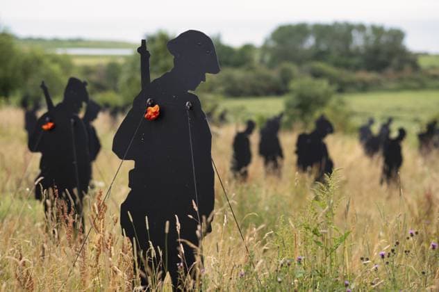 Installation, Standing with Giants, würdigt die Opfer der gefallenen britischen Soldaten durch Personifizierung, British Normandy Memorial, Kriegerdenkmal, Ver-sur-Mer, D-Day, Operation Overlord, Gold Beach, Normandie, Calvados, Frankreich Installation, Standing with Giants, honours the victims of the fallen British soldiers by personification, British Normandy Memorial, war memorial, Ver-sur-Mer, D-Day, Operation Overlord, Gold Beach, Normandy, Calvados, France Copyright: imageBROKER MichaelxWeber iblimw14372465.jpg