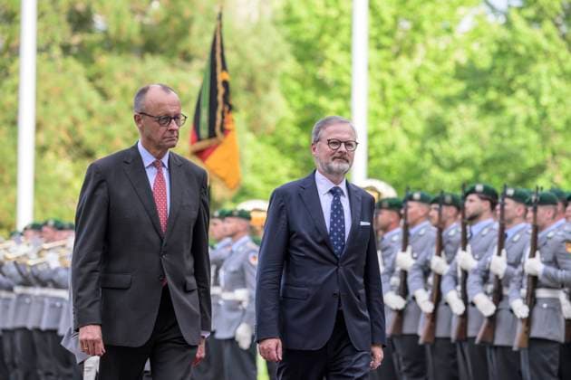 GER, Berlin, Kanzleramt, Bildtermin bei der Begruessung des Ministerpraesidenten der Tschechischen Republik, Petr Fiala, durch Bundeskanzler Merz, im Bild v.l.: Bundeskanzler Friedrich Merz, Petr Fiala, Kanzleramt Berlin, 22.07.2025 *** GER, Berlin, Chancellery, Photo opportunity to welcome the Prime Minister of the Czech Republic, Petr Fiala, by Federal Chancellor Merz, in the picture from left Federal Chancellor Friedrich Merz, Petr Fiala, Chancellery Berlin, 22 07 2025 Copyright: HMBxMedia UwexKoch