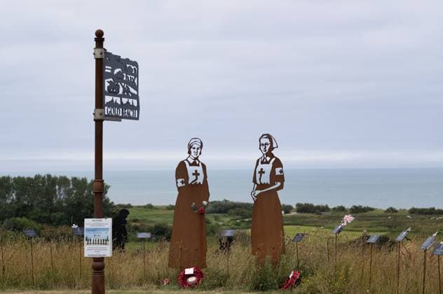 Krankenschwester Mollie Evershed und Dorothy Field, Installation, Schild Gold Beach, Standing with Giants, würdigt die Opfer der gefallenen britischen Soldaten durch Personifizierung, British Normandy Memorial, Kriegerdenkmal, Ver-sur-Mer, D-Day, Operation Overlord, Gold Beach, Normandie, Calvados, Frankreich Nurse Mollie Evershed and Dorothy Field, installation, sign Gold Beach, Standing with Giants, honours the sacrifices of the fallen British soldiers by personification, British Normandy Memorial, war memorial, Ver-sur-Mer, D-Day, Operation Overlord, Gold Beach, Normandy, Calvados, France Copyright: imageBROKER MichaelxWeber iblimw14372490.jpg