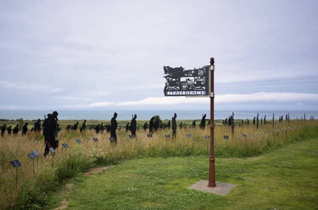 Installation, Schild Utah Beach, Standing with Giants, würdigt die Opfer der gefallenen britischen Soldaten durch Personifizierung, British Normandy Memorial, Kriegerdenkmal, Ver-sur-Mer, D-Day, Operation Overlord, Gold Beach, Normandie, Calvados, Frankreich Installation, sign Utah Beach, Standing with Giants, honours the victims of the fallen British soldiers by personification, British Normandy Memorial, war memorial, Ver-sur-Mer, D-Day, Operation Overlord, Gold Beach, Normandy, Calvados, France Copyright: imageBROKER MichaelxWeber iblimw14372522.jpg