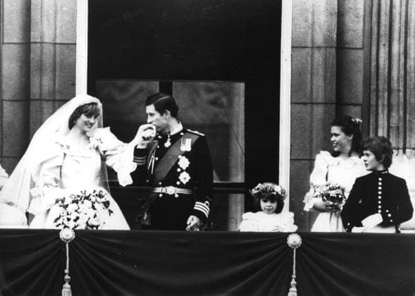 Hochzeit von Prinz Charles und Prinzessin Diana 7. Juli 1981 - Der Kuss für die Prinzessin: Der Prinz von Wales küsst die Hand seiner Braut, der neuen Prinzessin von Wales, während ihres Auftritts auf dem Balkon des Buckingham Palace heute Nachmittag. Von Illegible aus blicken die Brautjungfern Catherine Cemeron und Lady Armstrong-Jones sowie der Page Lord Nicholas Window zu. *** Wedding from Prinz Charles and Princess Diana 7 July 1981 the Kiss for the Princess the Prinz from Wales kisses the Hand its Bride, the New Princess from Wales, during their Performance at the Balcony of Buckingham Palace Today Afternoon from illegible from look the Bridesmaids Catherine Cemeron and Lady Armstrong Jones and the Page Lord Nicholas Window to  Copyright: xUnitedxArchivesx xkpaxKeystonex 19810707_baf_k09_016 !ACHTUNG AUFNAHMEDATUM GESCHÄTZT!