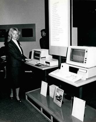 Computer Elektronik Roboter Technologie Fernseher 11. November 1983 – IBM stellt in New York den neuen PC Jr. vor. Das Foto zeigt links den neuen PC Jr., der im Vergleich zum beliebten IBM PC den Spitznamen Peanut trägt. Rechts im Vordergrund. *** Computer Electronics Robots Technology Television 11 November 1983 – IBM provides in New York the New PC Jr before the Photo shows left the New PC Jr , the at Comparison to popular IBM PC the Nicknames Peanut carries right at Foreground  Copyright: xUnitedxArchivesx xkpaxKeystonex 19831111_baf_k09_002 !ACHTUNG AUFNAHMEDATUM GESCHÄTZT!