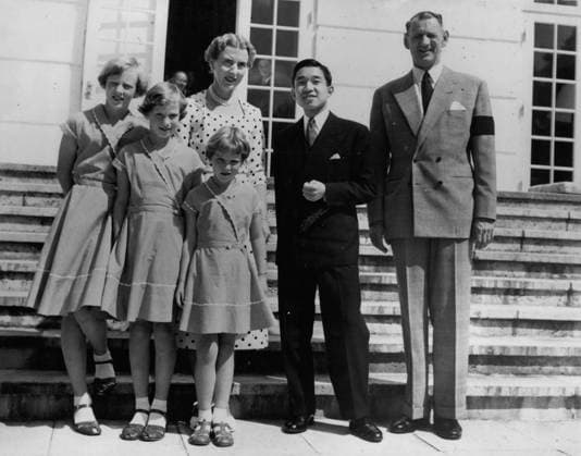 Erben Erbin Mitglieder des Königshauses Prominente 8. August 1985 - Japanischer Kronprinz besucht dänische Königsfamilie: Kronprinz Akihito von Japan stattete König Friedrich und Königin Ingrid von Dänemark im Laufe der Woche einen Besuch in der königlichen Sommerresidenz, Schloss Grasten in Südjütland ab. Das Foto zeigt. (L bis R) Kronprinzessin Margenthe, Prinzessin Brendikte, Prinzessin Anne Marie, Königin Ingrid, Kronprinz Akihito und König Friedrich, fotografiert im Schloss Grasten in Südjütland. *** Heirs Heiress Members of Royal Family Celebrities 8 August 1985 Japanese Crown Prince visits Danish Royal family Crown Prince Akihito from Japan equipped King Friedrich and Queen Ingrid from Denmark at run the Week a Visit in the  Copyright: xUnitedxArchivesx xkpaxKeystonex 19850808_baf_k09_015 !ACHTUNG AUFNAHMEDATUM GESCHÄTZT!