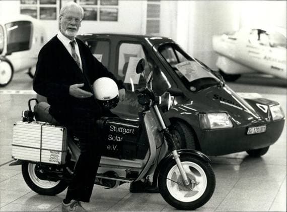 Fahrräder Radfahren 22. März 1991 - Solarmobil-Salon in Basel: Reiner Hondorf aus Stuttgart präsentiert sein Elektro-Motorrad – ein Produkt der deutschen Simson-Werke in Suhl. Das Motorrad war eine der zahlreichen Neuheiten auf dem 3. Solarmobil-Salon in Basel. *** Bicycles Cycling 22 March 1991 Solar Mobil Salon in Basel Reiner Hondorf from Stuttgart presents its Electronics Motorcycle – a Product the Germans Simson Works in Suhl the Motorcycle was a the numerous New products at the 3 Solar Mobil Salon in Basel  Copyright: xUnitedxArchivesx xkpaxKeystonex 19910322_baf_k09_002 !ACHTUNG AUFNAHMEDATUM GESCHÄTZT!
