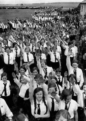 Die Hitlerjugend Dachau, Bayern, Deutschland – Jungen und Mädchen der Hitlerjugend erheben ihre Arme zum Gruß an den Naziführer A. Hitler. Die Hitlerjugend wurde 1926 von der NSDAP gegründet, um ein neues Ausbildungssystem für junge Deutsche zu schaffen, das ihnen eine militärische Ausbildung ermöglichte und ihnen Verständnis und Gehorsam gegenüber der Nazi-Ideologie vermittelte. Die grundlegende Motivation der Hitlerjugend bestand darin, zukünftige arische Übermenschen und Soldaten auszubilden, die dem Dritten Reich treu dienen sollten. Jugendliche lernten den Umgang mit Waffen, stärkten ihre körperliche Stärke, erlernten Kriegsstrategien und wurden zum Antisemitismus indoktriniert. Datum unbekannt. Dachau Bavaria Germany *** the Hitler  Copyright: xUnitedxArchivesx xkpaxKeystonex 20050120_mar_k09_068 !ACHTUNG AUFNAHMEDATUM GESCHÄTZT!