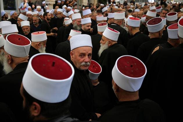 Bilder des Jahres 2025, News 07 Juli July 22, 2025, Alliyeh, Alliyeh, Lebanon: Lebanese Druze clerics attend a mass memorial mourning in the Lebanese city of Alliyeh for hundreds of Lebanese Druze who were killed in the sectarian fighting between Druze fighters and Sunni Muslim Bedouin gunmen in the southern Syria s Sweida province. An uneasy calm returned to Sweida, after fighters withdrew following a week of violence estimated to have killed more than 1,000 people. The clashes in Syria have heightened fears of sectarian violence spreading to Lebanon, given the significant Druze and Sunni populations in both countries. Alliyeh Lebanon - ZUMAn313 20250722_zip_n313_012 Copyright: xMarwanxNaamanix