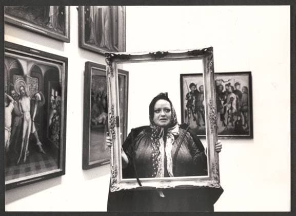 Trude Herr Die Schauspielerin und Schlagersängerin Trude Herr posiert verkleidet in einer Ausstellung des (verm.) Wallraf Richartz Museum - Foto vom 11.11.1981 Deutschland *** Trude Mr the Actress and Pop singer Trude Mr poses disguised in a Exhibition of verm Wallraf Richartz Museum Photo from 11 11 1981 Germany Copyright: xUnitedxArchivesx xGrevenStiftungx xKölnischexRundschaux xBrigittexStachowski KR_01_0032399_r EDITORIAL USE ONLY