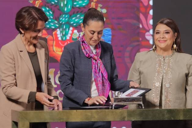 Mexico™s President Claudia Sheinbaum Holds Briefing (L-R) Director of the Mexican Postal Service (Sepomex) Violeta Giorgina Abreu Gonzalez, Mexico s President Claudia Sheinbaum Pardo and Head of Government of Mexico City, Clara Brugada Molina, presented the commemorative postage stamp marking the 700th anniversary of the founding of Mexico Tenochtitlan during a briefing at National Palace. on July 23, 2025 in Mexico City, Mexico. (Photo by Carlos Santiago Eyepix Group) Copyright: xCarlosxSantiago xEyepixxGroupx CS_23072025_162295