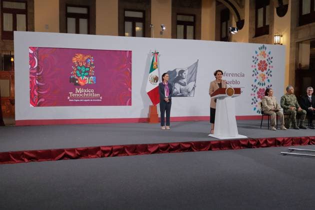 Mexico™s President Claudia Sheinbaum Holds Briefing Mexico™s President Claudia Sheinbaum Pardo is seen behind while Director of the Mexican Postal Service (Sepomex) Violeta Giorgina Abreu Gonzalez speaks about the commemorative postage stamp marking the 700th anniversary of the founding of Mexico Tenochtitlan during a briefing at National Palace. on July 23, 2025 in Mexico City, Mexico. (Photo by Carlos Santiago Eyepix Group) Copyright: xCarlosxSantiago xEyepixxGroupx CS_23072025_162289