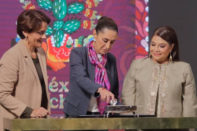 Mexico™s President Claudia Sheinbaum Holds Briefing (L-R) Director of the Mexican Postal Service (Sepomex) Violeta Giorgina Abreu Gonzalez, Mexico s President Claudia Sheinbaum Pardo and Head of Government of Mexico City, Clara Brugada Molina, presented the commemorative postage stamp marking the 700th anniversary of the founding of Mexico Tenochtitlan during a briefing at National Palace. on July 23, 2025 in Mexico City, Mexico. (Photo by Carlos Santiago Eyepix Group) Copyright: xCarlosxSantiago xEyepixxGroupx CS_23072025_162277