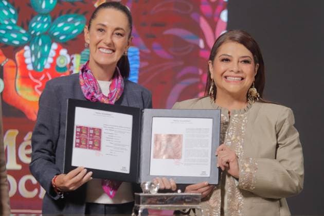 Mexico™s President Claudia Sheinbaum Holds Briefing Mexico s President Claudia Sheinbaum Pardo and Head of Government of Mexico City, Clara Brugada Molina, show the commemorative postage stamp marking the 700th anniversary of the founding of Mexico Tenochtitlan during a briefing at National Palace. on July 23, 2025 in Mexico City, Mexico. (Photo by Carlos Santiago Eyepix Group) Copyright: xCarlosxSantiago xEyepixxGroupx CS_23072025_162284
