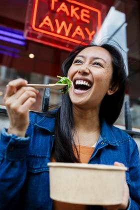 Creative Highlight Symbolbilder Happy person eating healthy takeaway salad outdoors near restaurant model released, Symbolfoto, ASGF06706