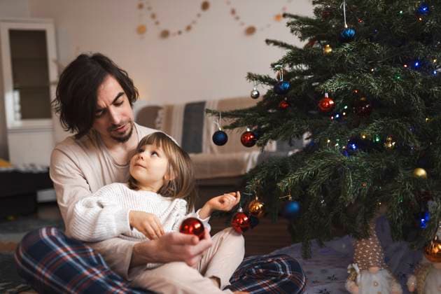 Father and daughter decorating Christmas tree together at home model released, Symbolfoto property released, ASVF00323