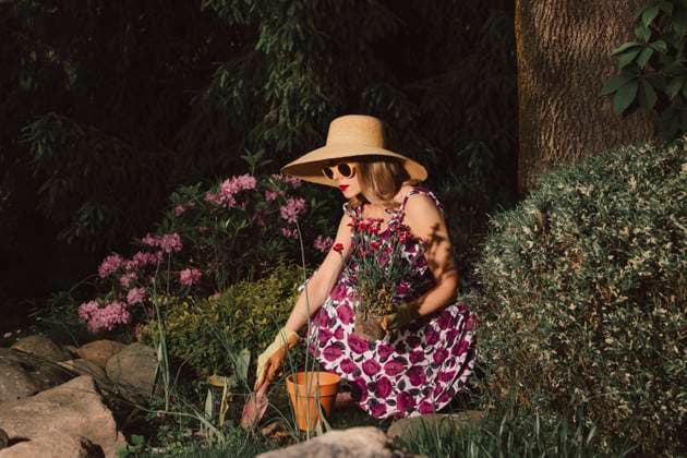 Creative Highlight Symbolbilder Stylish woman in retro dress gardening with flowers in spring sunlight model released, Symbolfoto, VSNF03489
