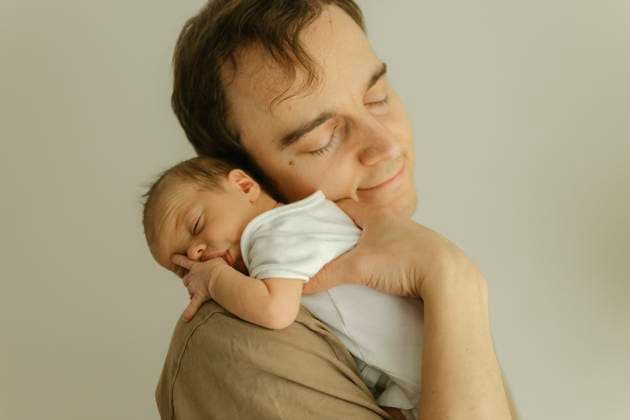 Creative Highlight Symbolbilder Parent holding baby close showing love and care indoors model released, Symbolfoto property released, VIVF01648