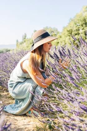 Creative Highlight Symbolbilder Woman in straw hat enjoying aroma of lavender in summer field model released, Symbolfoto, KVBF00508