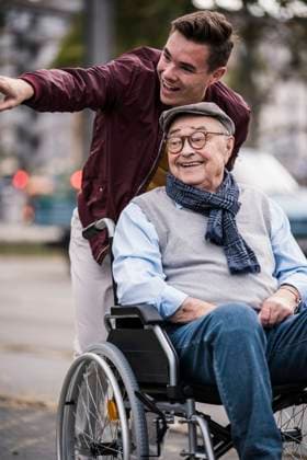 IMAGO Creative, Jahreszeit Herbst in der Stadt Happy family moment outdoors with senior in wheelchair and companion model released, Symbolfoto, UUF35022